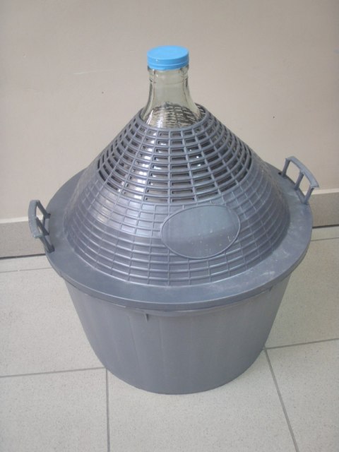 Balon na wino w koszu plastikowym 34l.