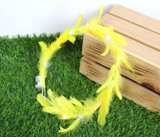 Wianek z piór led świecący 18 cm ŻÓŁTY SN56665