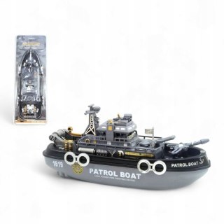 Statek wojskowy strzelający wodą